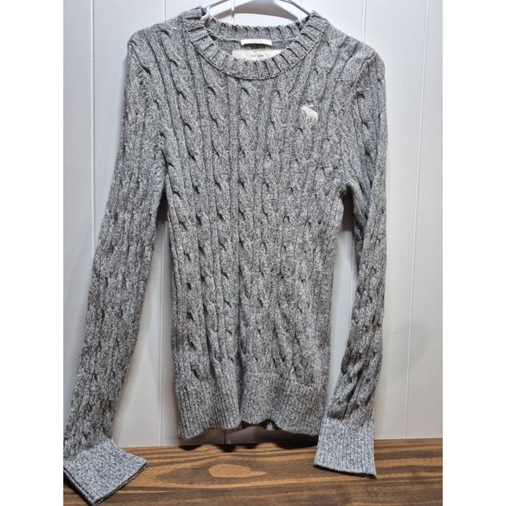 Small cable knit Abercrombie and Fitch sweater